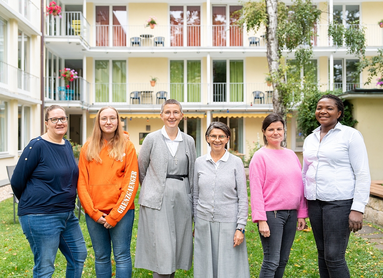 [Translate to English:] Team INVIA Jugendwohnheim Marienheim